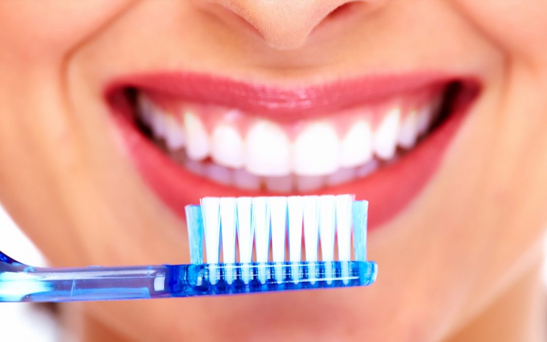 5 gestes beauté à faire avec une brosse à dents
